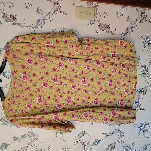 Loft NWT Plus Size Short Sleeved Shirt Yellow with Pink Flowers Size 24/26 - Picture 6 of 6